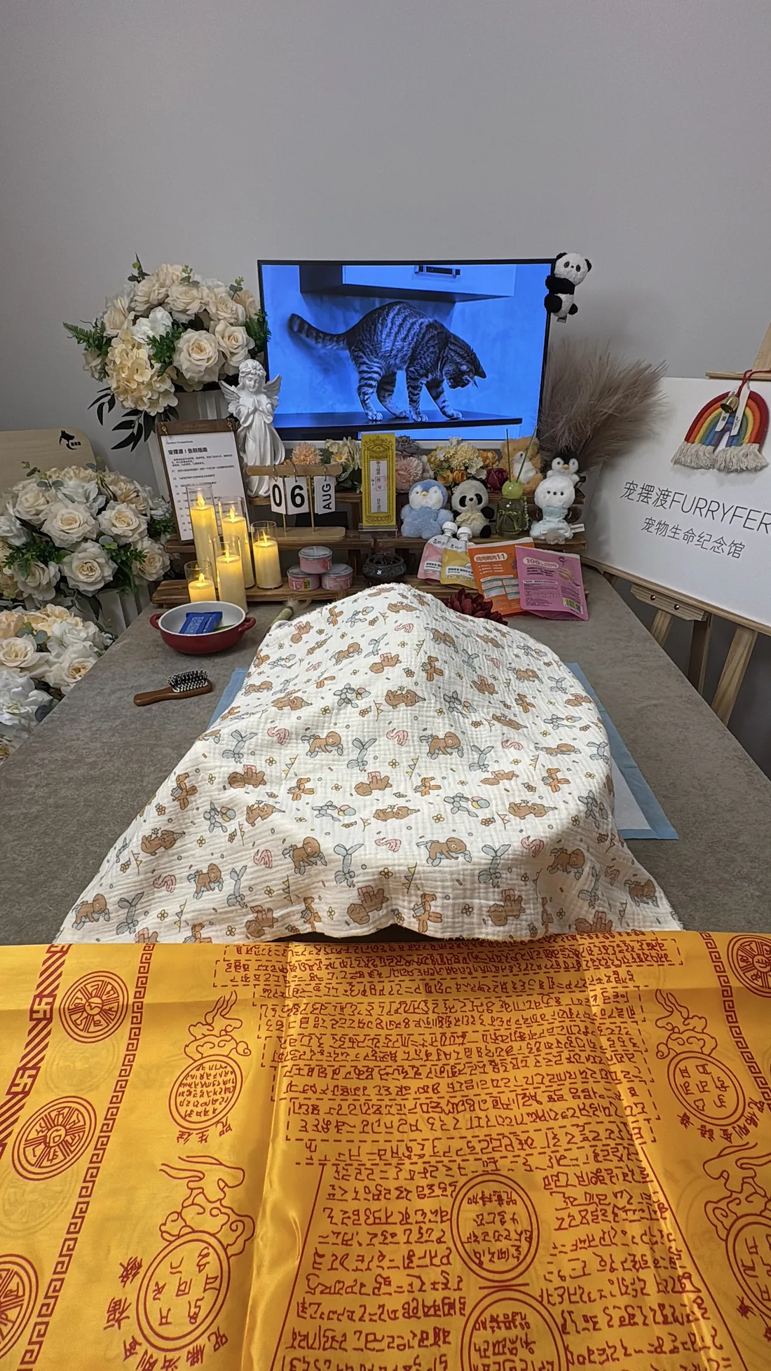 六安宠物告别仪式中的鲜花与纪念照片